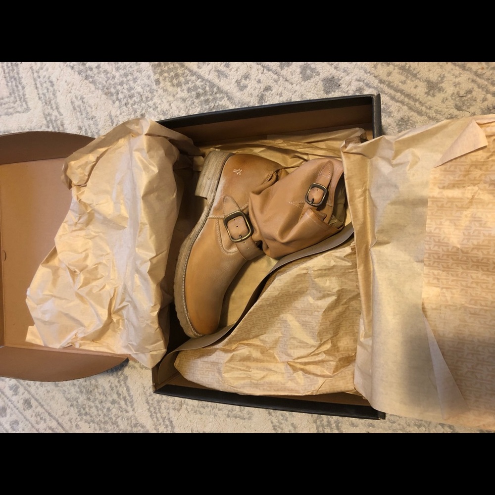 Brand new IN BOX Veronica slouch short boots.